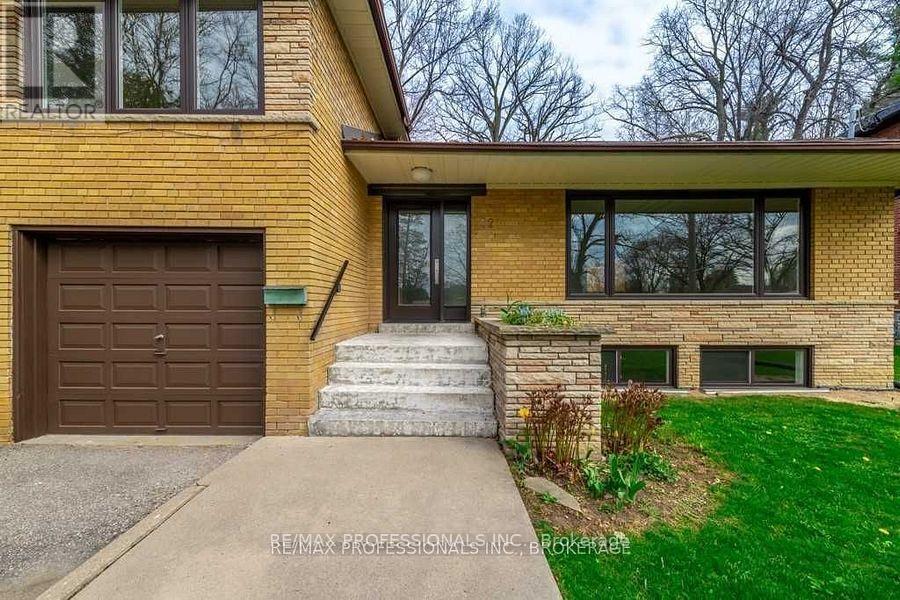 22 Fabian Place, Toronto, Ontario  M9P 2X7 - Photo 3 - W12307096