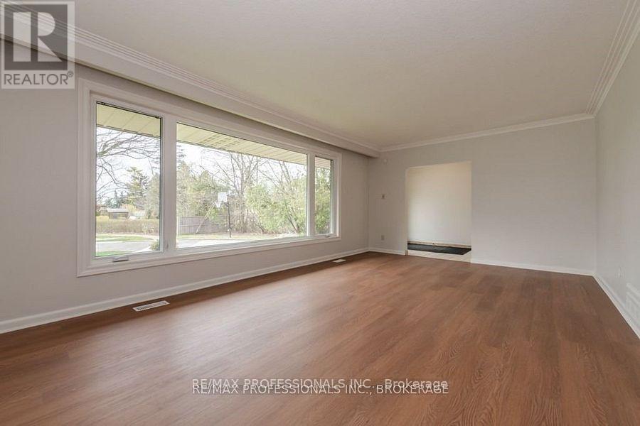22 Fabian Place, Toronto, Ontario  M9P 2X7 - Photo 6 - W12307096