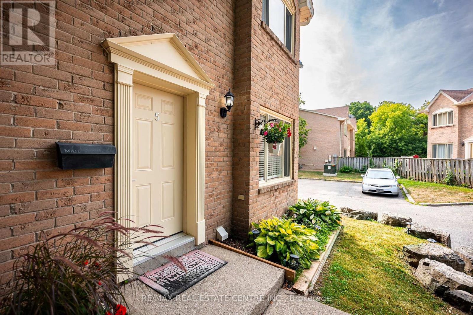 5 - 2 Cedar Drive, Orangeville, Ontario  L9W 2X6 - Photo 8 - W12307144