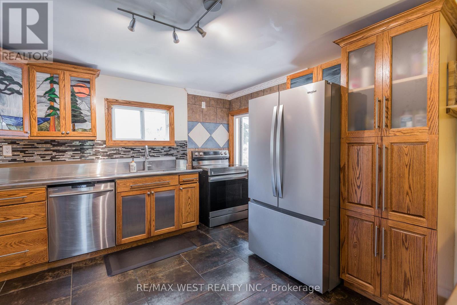 8 ROBINS LANE, Kawartha Lakes, Ontario