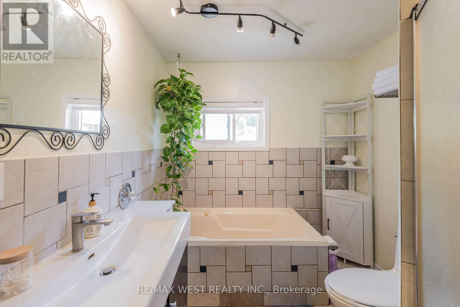 8 Robins Lane, Kawartha Lakes (Carden), Ontario  L0K 1W0 - Photo 5 - X12292743