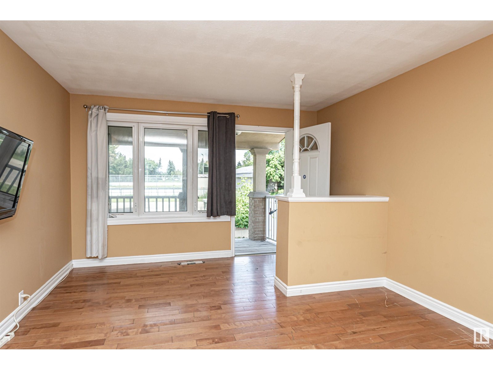 Property at 16431 97 AV NW image 4