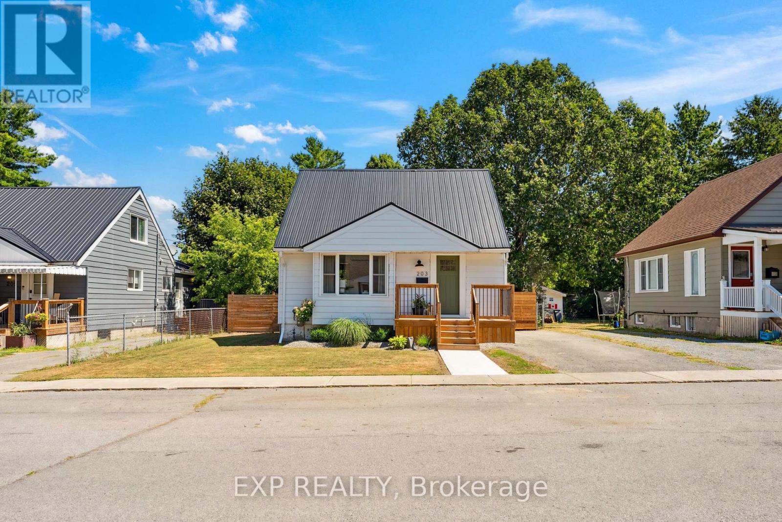 Property at 203 SIMCOE STREET image 2