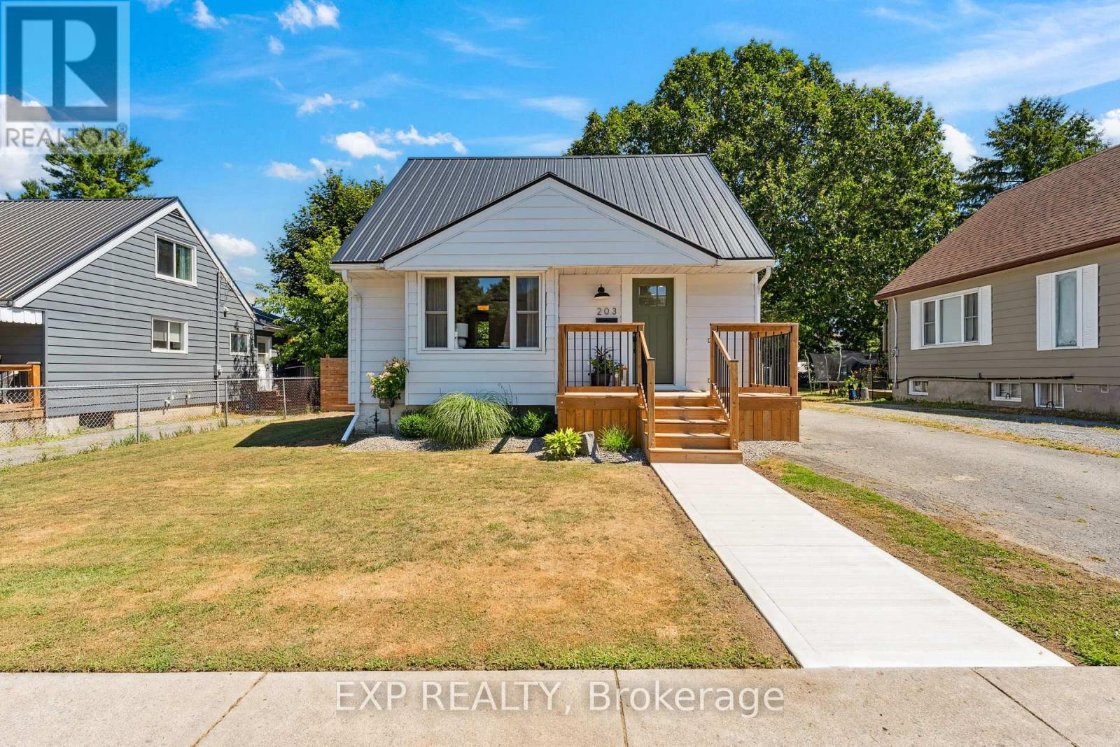 Property at 203 SIMCOE STREET image 3