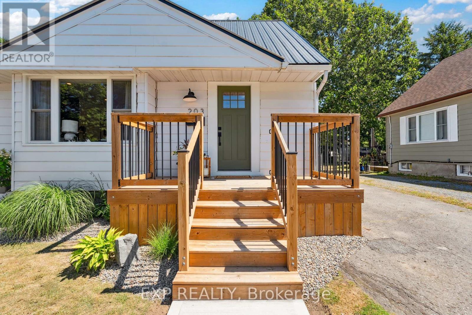 Property at 203 SIMCOE STREET image 4