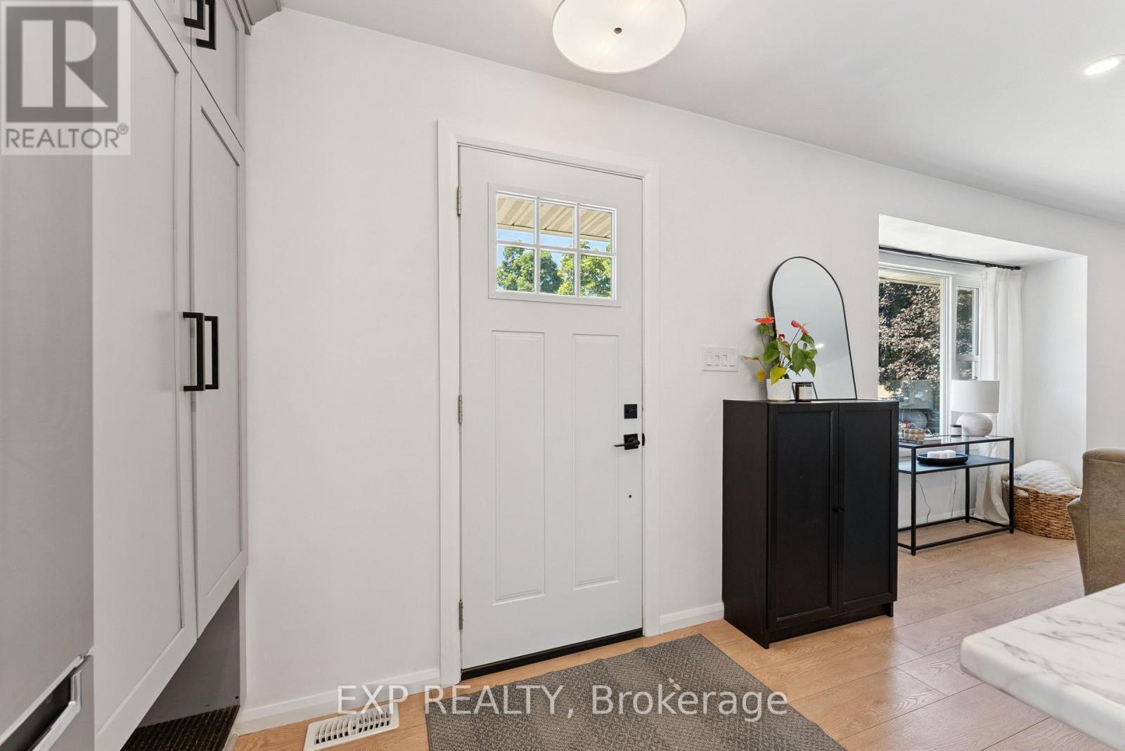 Property at 203 SIMCOE STREET image 5