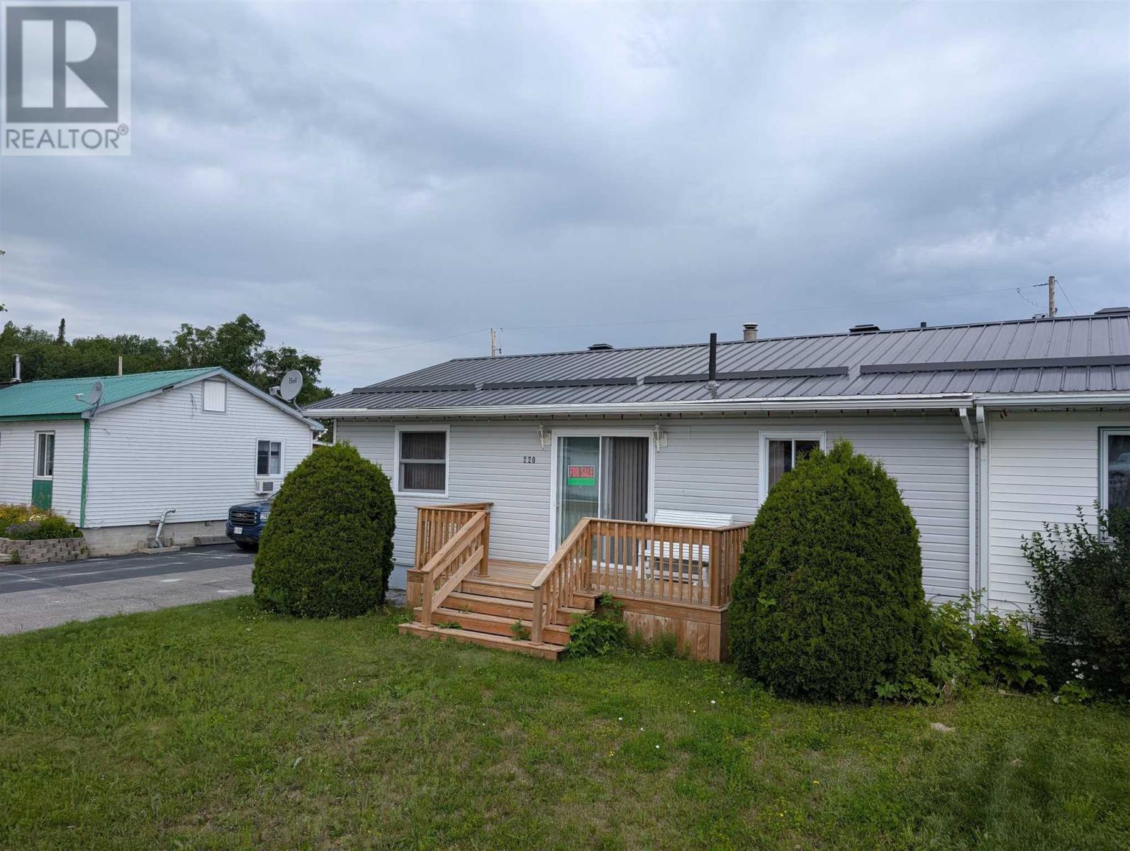 220 Des Sapins Ave, Dubreuilville, Ontario  P0S 1B0 - Photo 2 - SM252047
