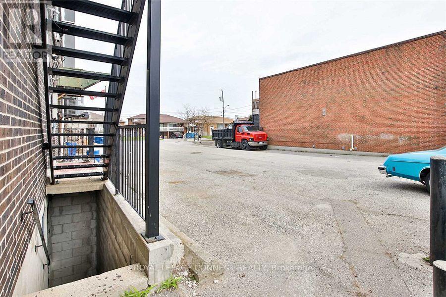 191-3 Millwick Drive, Toronto (Humber Summit), Ontario  M9L 2X2 - Photo 6 - W12297600
