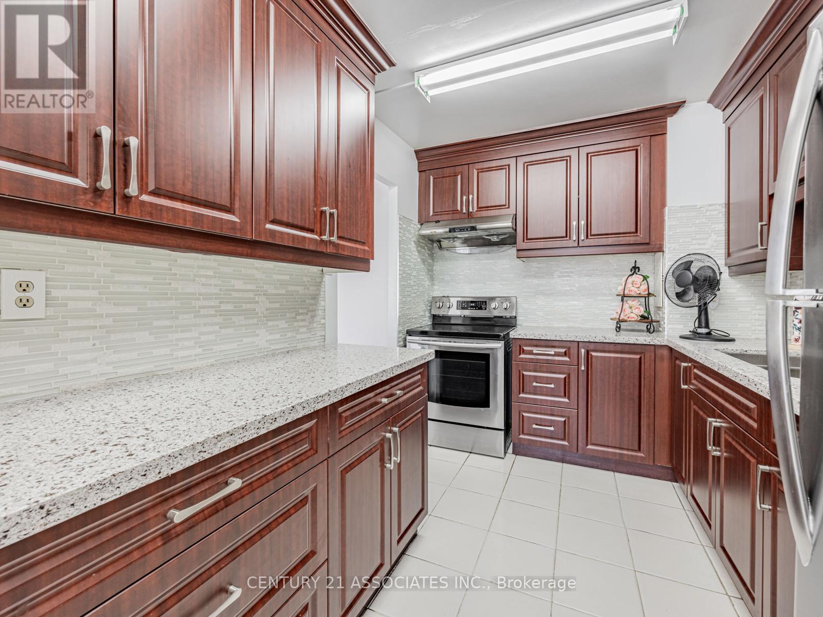 Property at 402 - 100 LEEWARD GLENWAY image 5