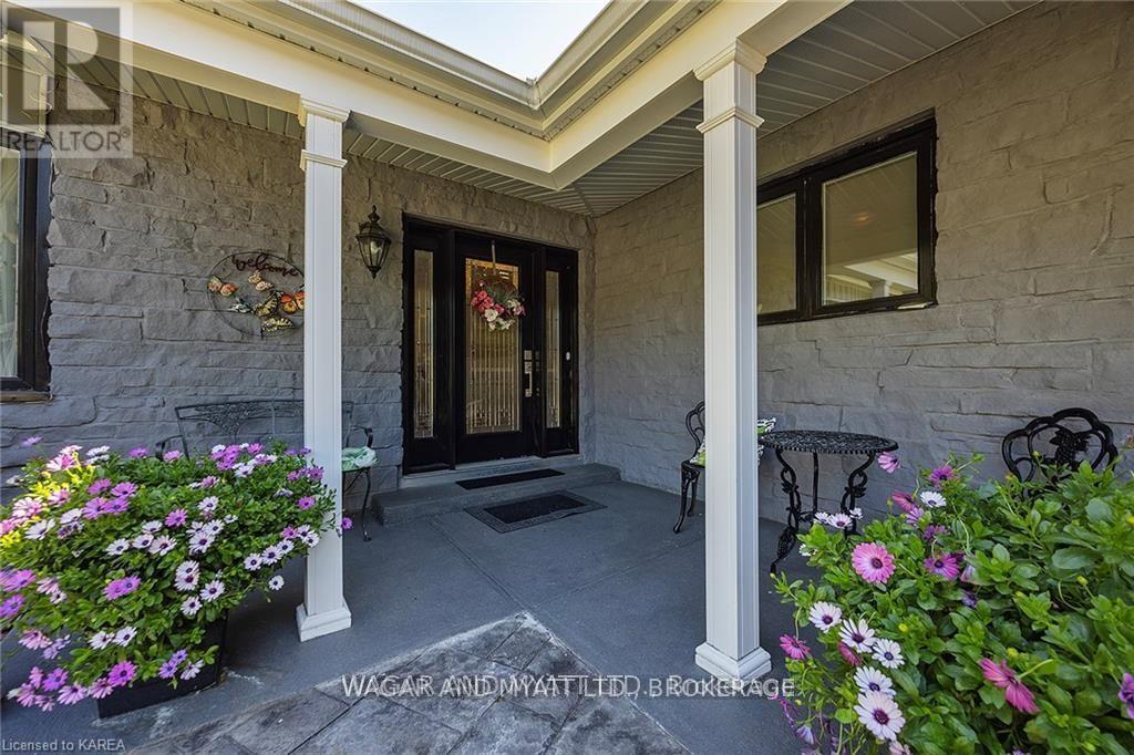 Property at 372 DUNDAS STREET W image 3