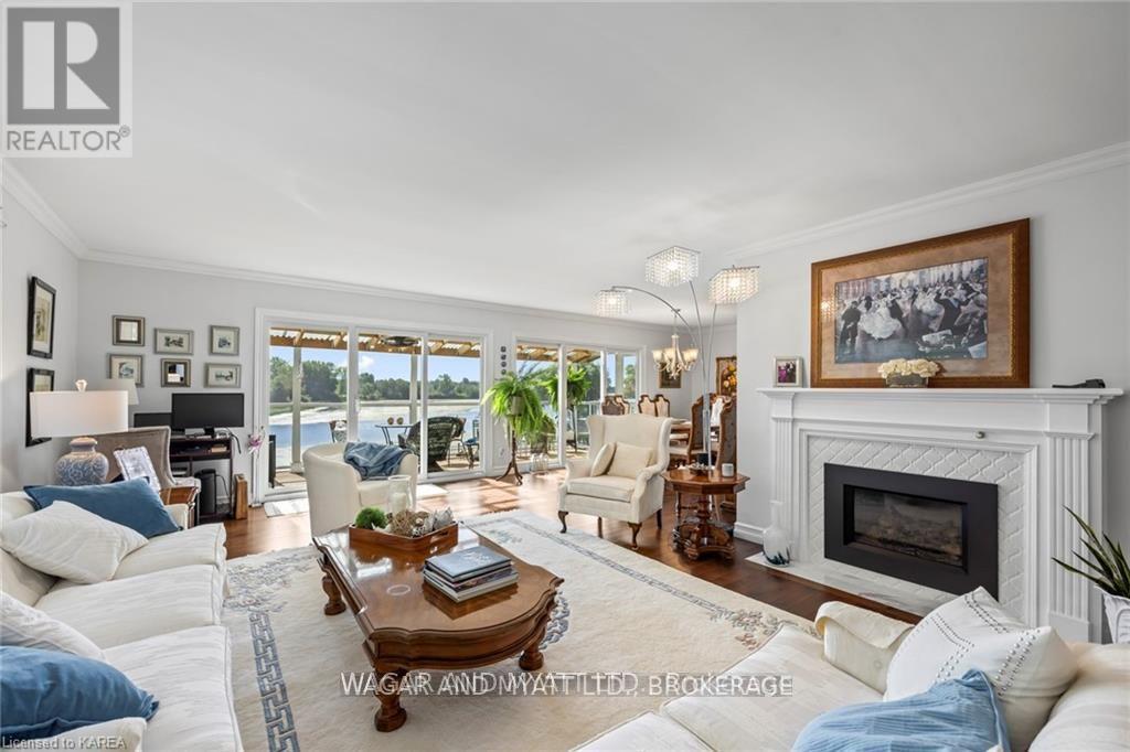 Property at 372 DUNDAS STREET W image 5