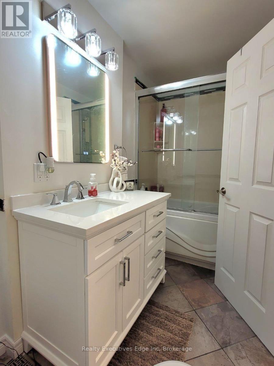 304 Westwood Drive, Kitchener, Ontario  N2M 2L4 - Photo 14 - X12307653