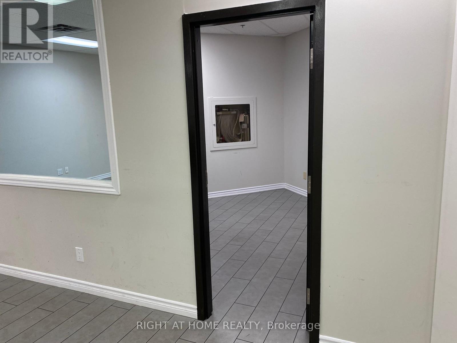 32 - 2800 Skymark Avenue, Mississauga, Ontario  L4W 5A6 - Photo 16 - W12274384