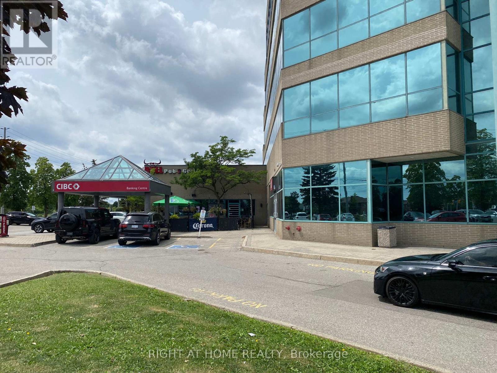 32 - 2800 Skymark Avenue, Mississauga, Ontario  L4W 5A6 - Photo 4 - W12274384