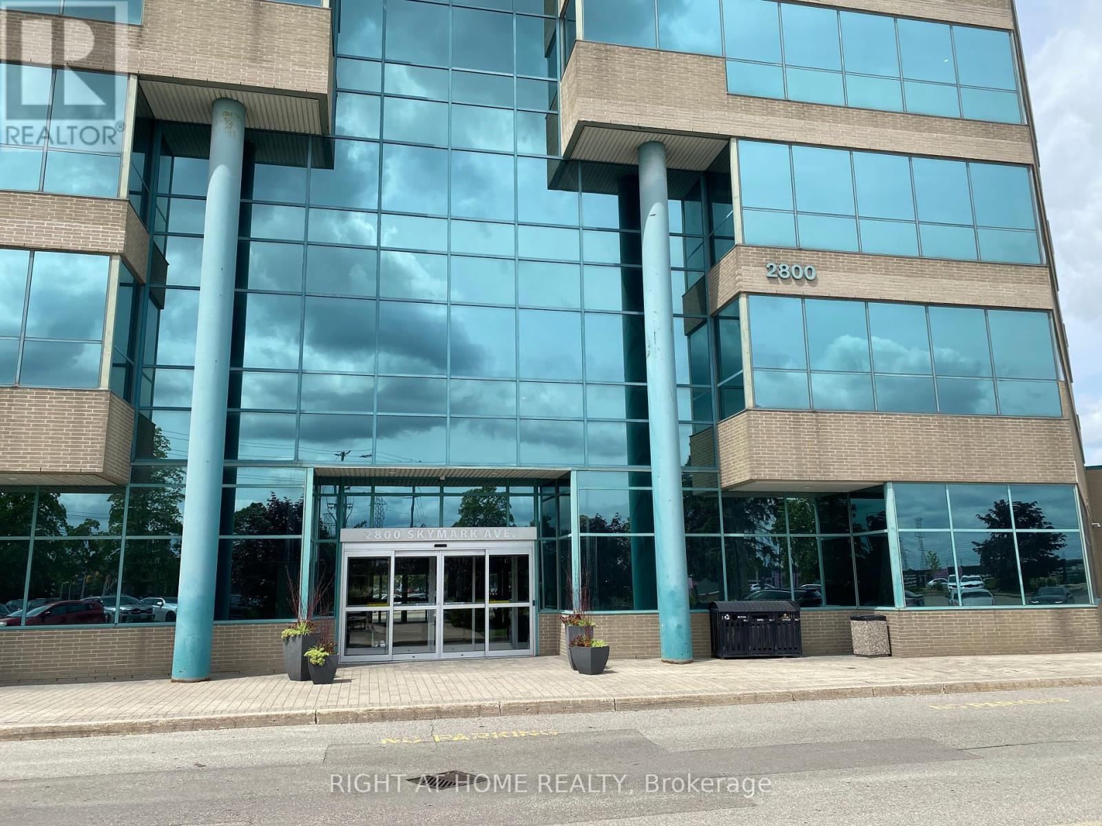 32 - 2800 Skymark Avenue, Mississauga, Ontario  L4W 5A6 - Photo 2 - W12274384