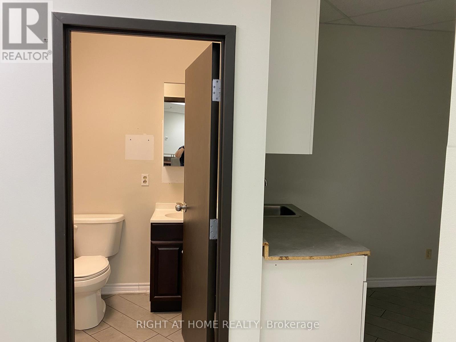 32 - 2800 Skymark Avenue, Mississauga, Ontario  L4W 5A6 - Photo 15 - W12274384