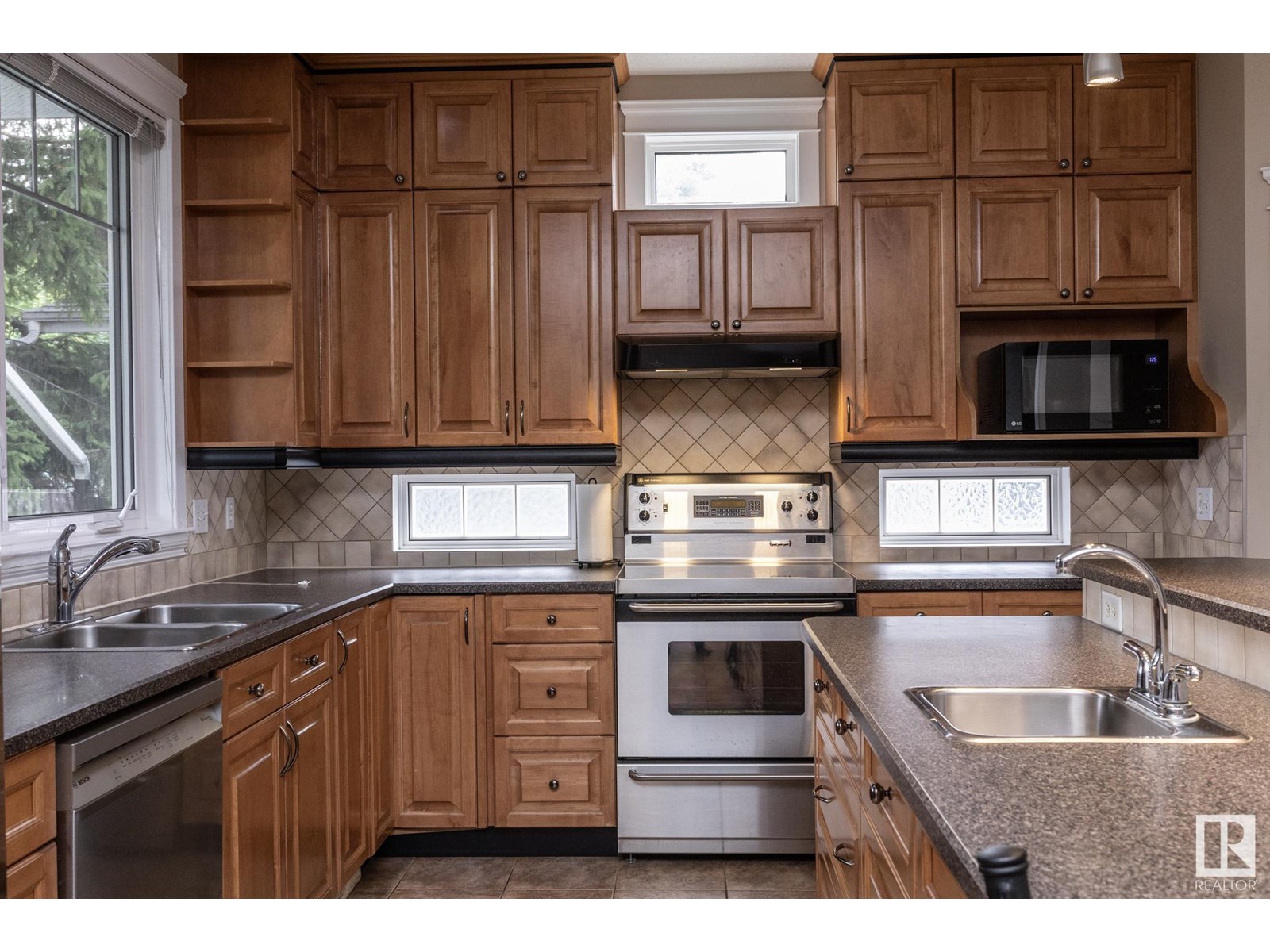 Property at 9319 93 ST NW image 3