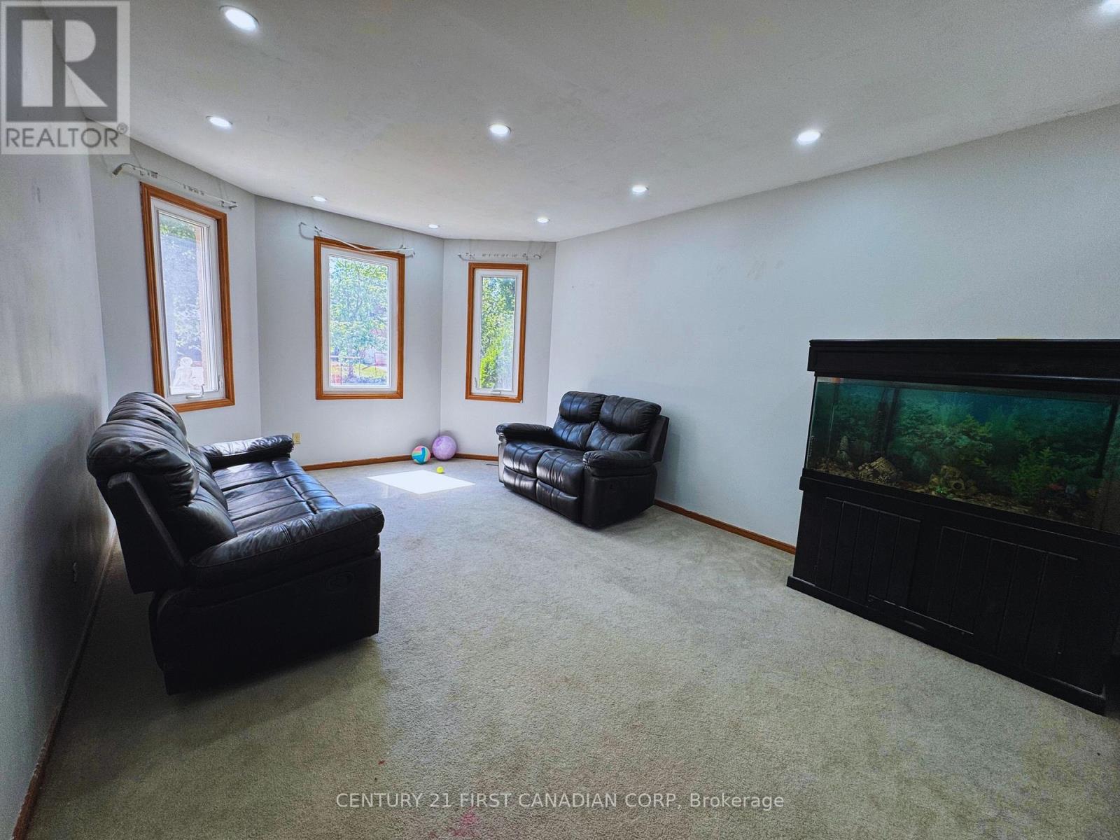239 Edmunds Place, London South, Ontario  N5Z 4V9 - Photo 4 - X12307735