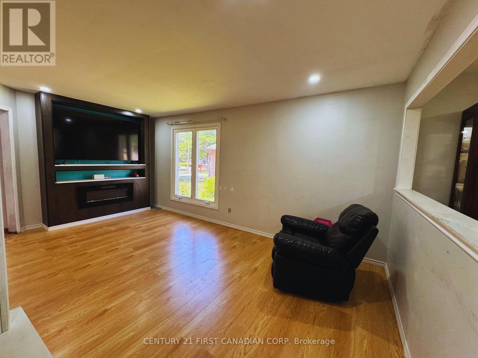 239 Edmunds Place, London South, Ontario  N5Z 4V9 - Photo 5 - X12307735