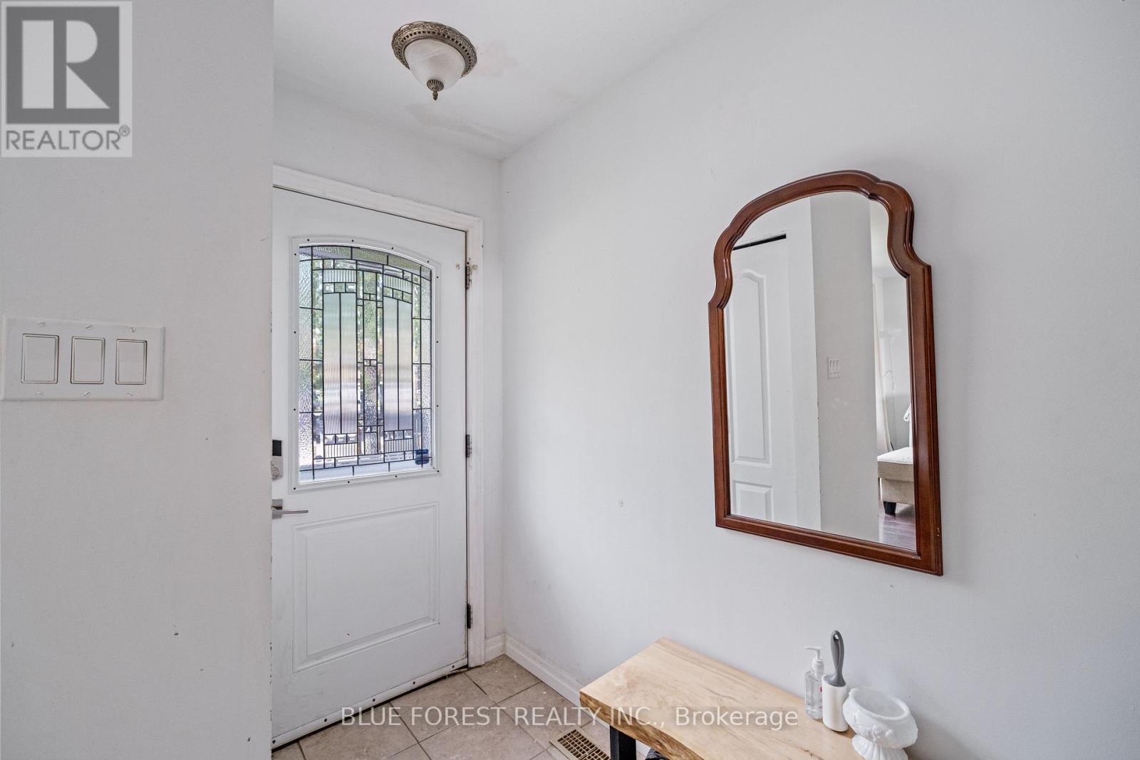 992 Eagle Court, London South, Ontario  N5Z 4K6 - Photo 2 - X12307852