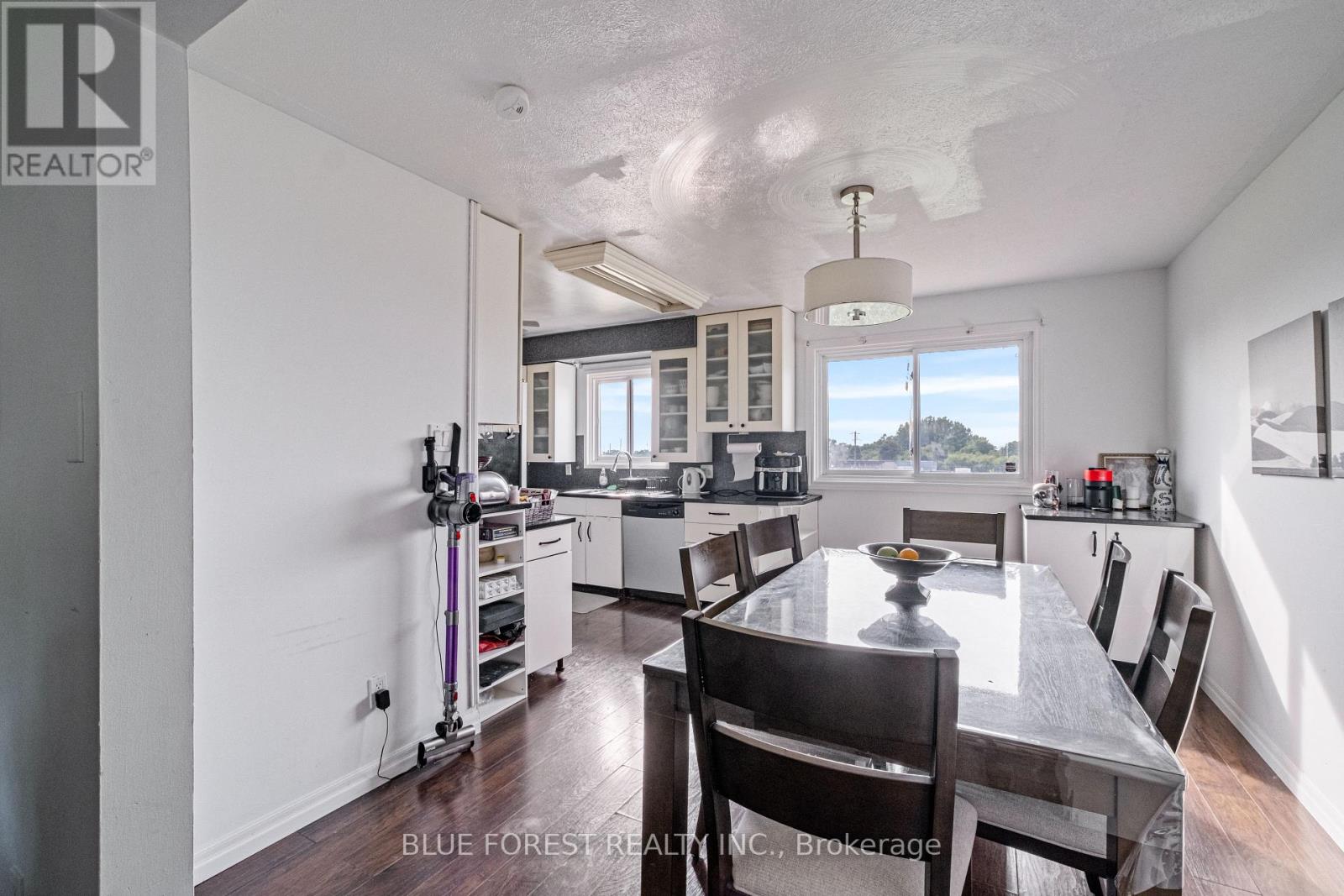 992 Eagle Court, London South, Ontario  N5Z 4K6 - Photo 6 - X12307852
