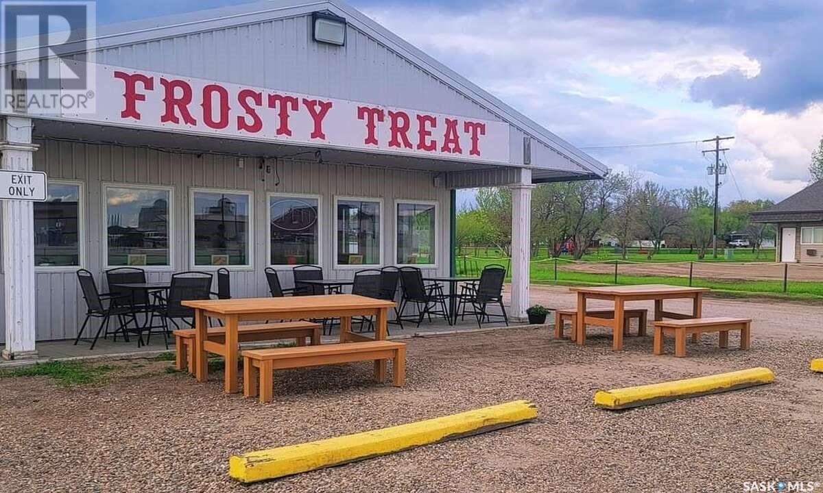 925 5th Avenue W, Shaunavon, Saskatchewan  S0N 2M0 - Photo 1 - SK013808