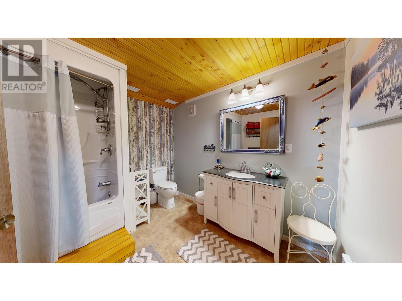 8494 Gerald Crescent, 100 Mile House, British Columbia  V0K 1E0 - Photo 31 - R2978152
