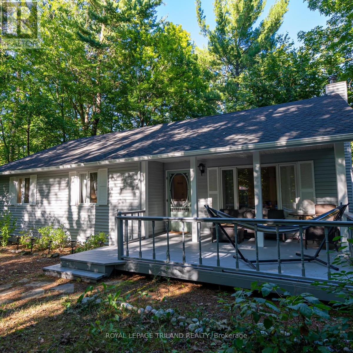 10262 Oakburn Court, Lambton Shores, Ontario  N0M 1T0 - Photo 1 - X12308139