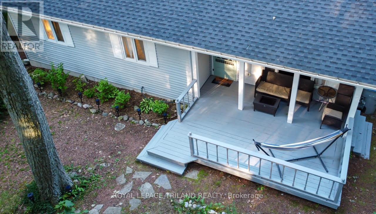 10262 Oakburn Court, Lambton Shores, Ontario  N0M 1T0 - Photo 27 - X12308139
