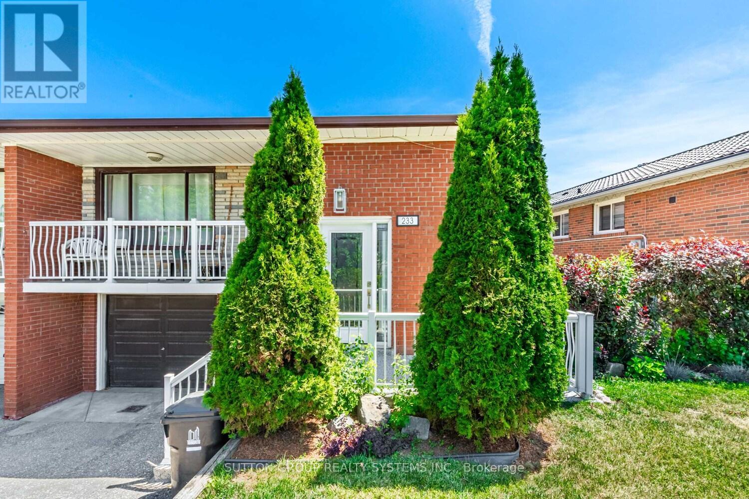 Upper - 233 Hullmar Drive, Toronto, Ontario  M3N 2G2 - Photo 1 - W12308122