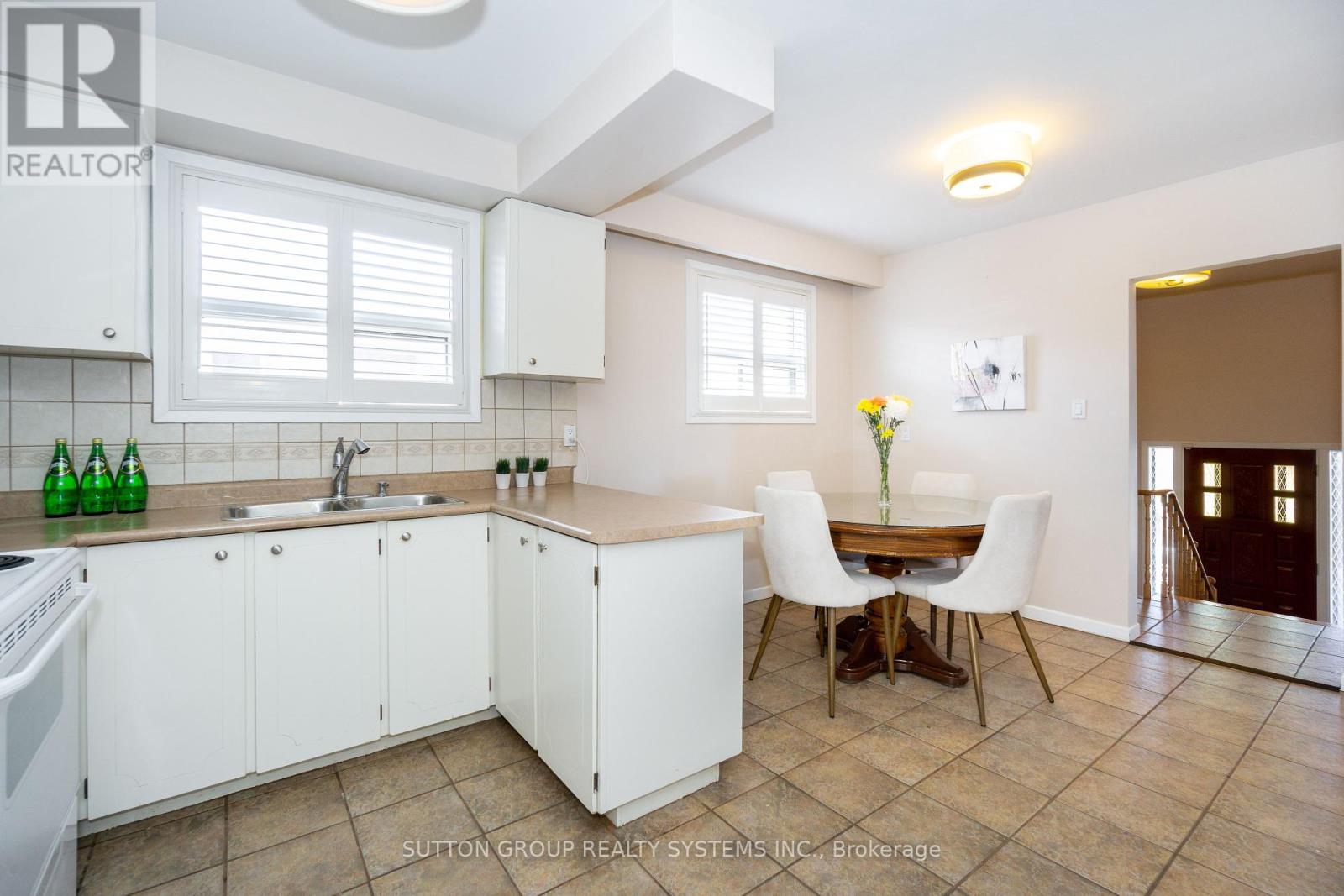 Upper - 233 Hullmar Drive, Toronto, Ontario  M3N 2G2 - Photo 10 - W12308122