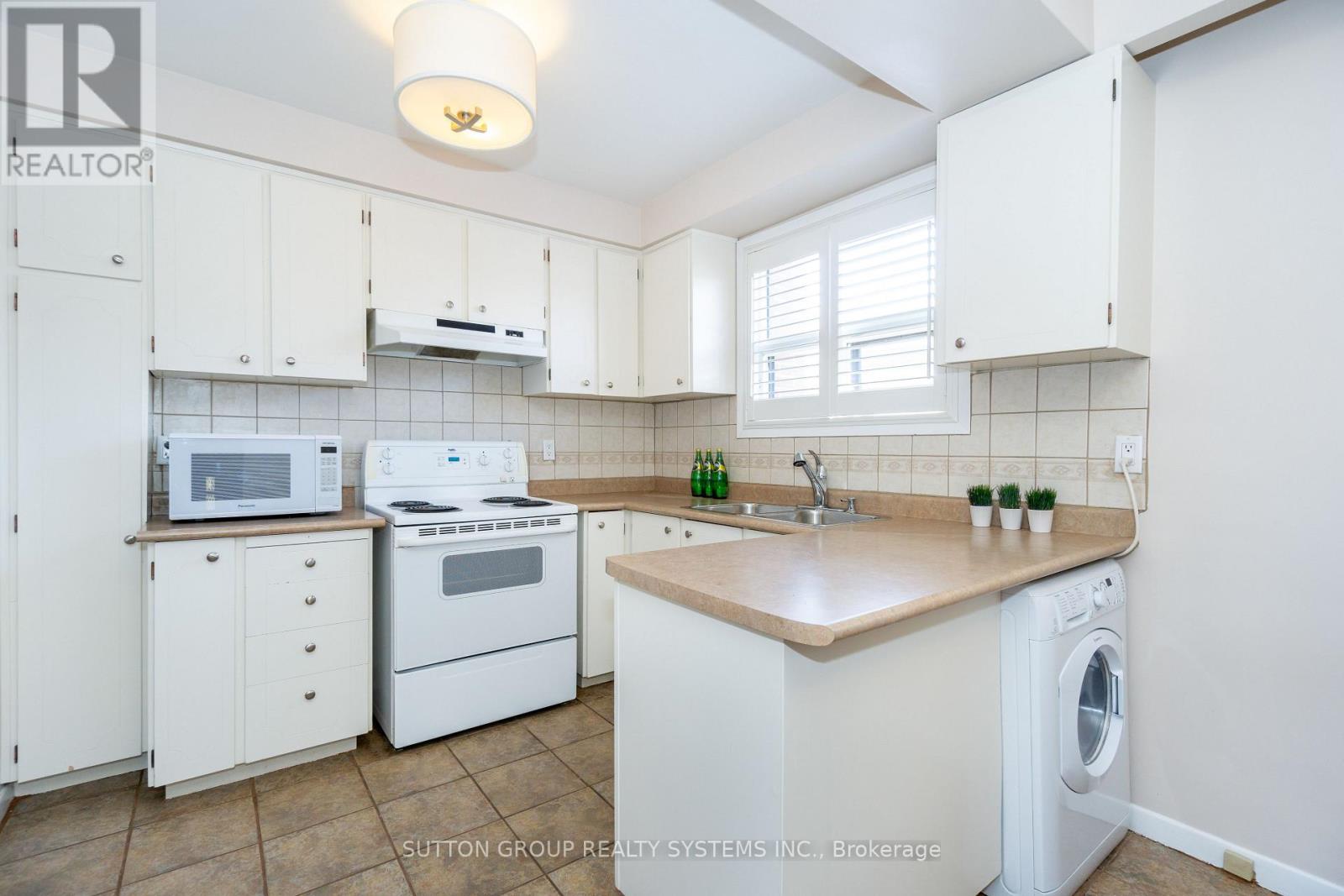 Upper - 233 Hullmar Drive, Toronto, Ontario  M3N 2G2 - Photo 11 - W12308122
