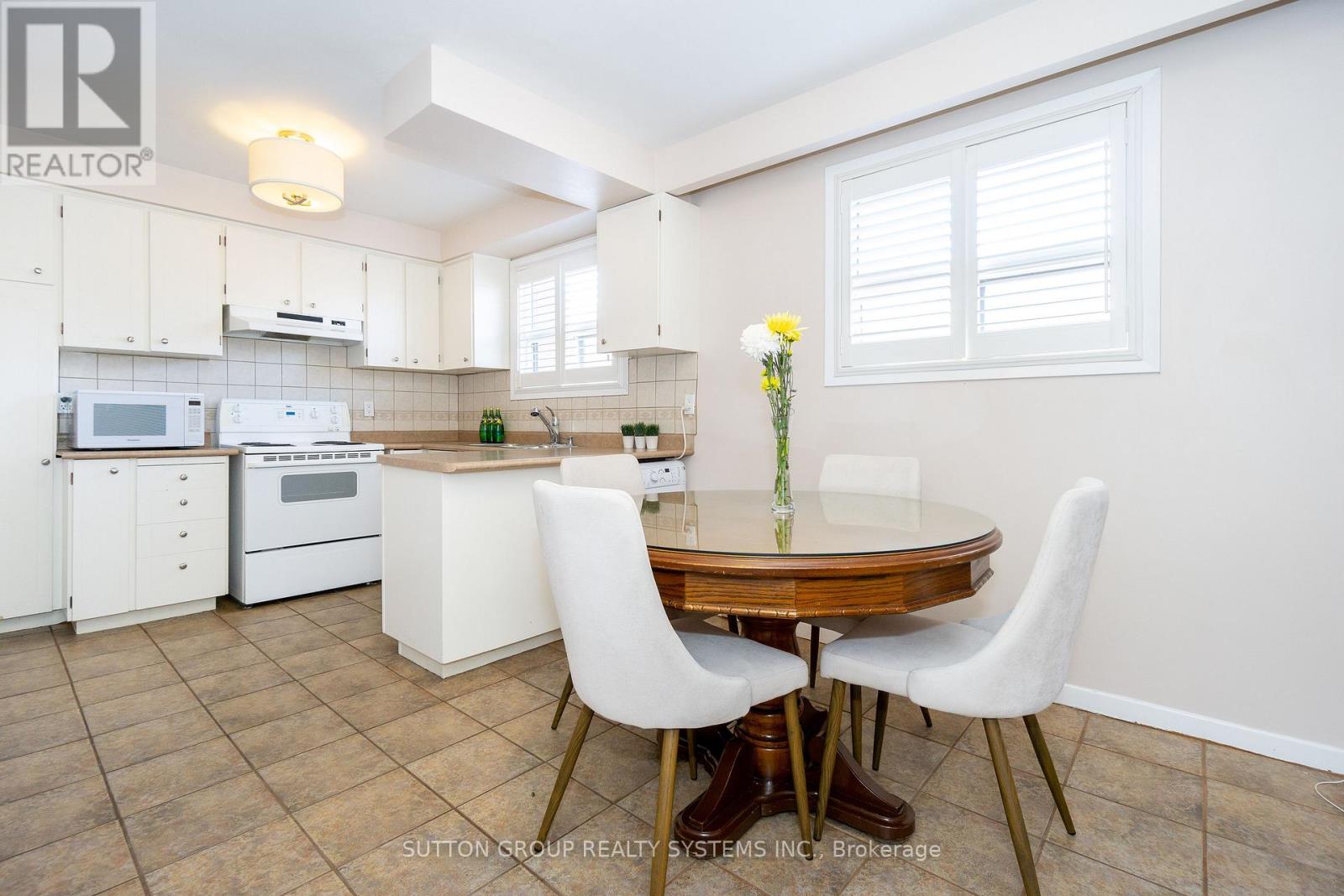 Upper - 233 Hullmar Drive, Toronto, Ontario  M3N 2G2 - Photo 12 - W12308122