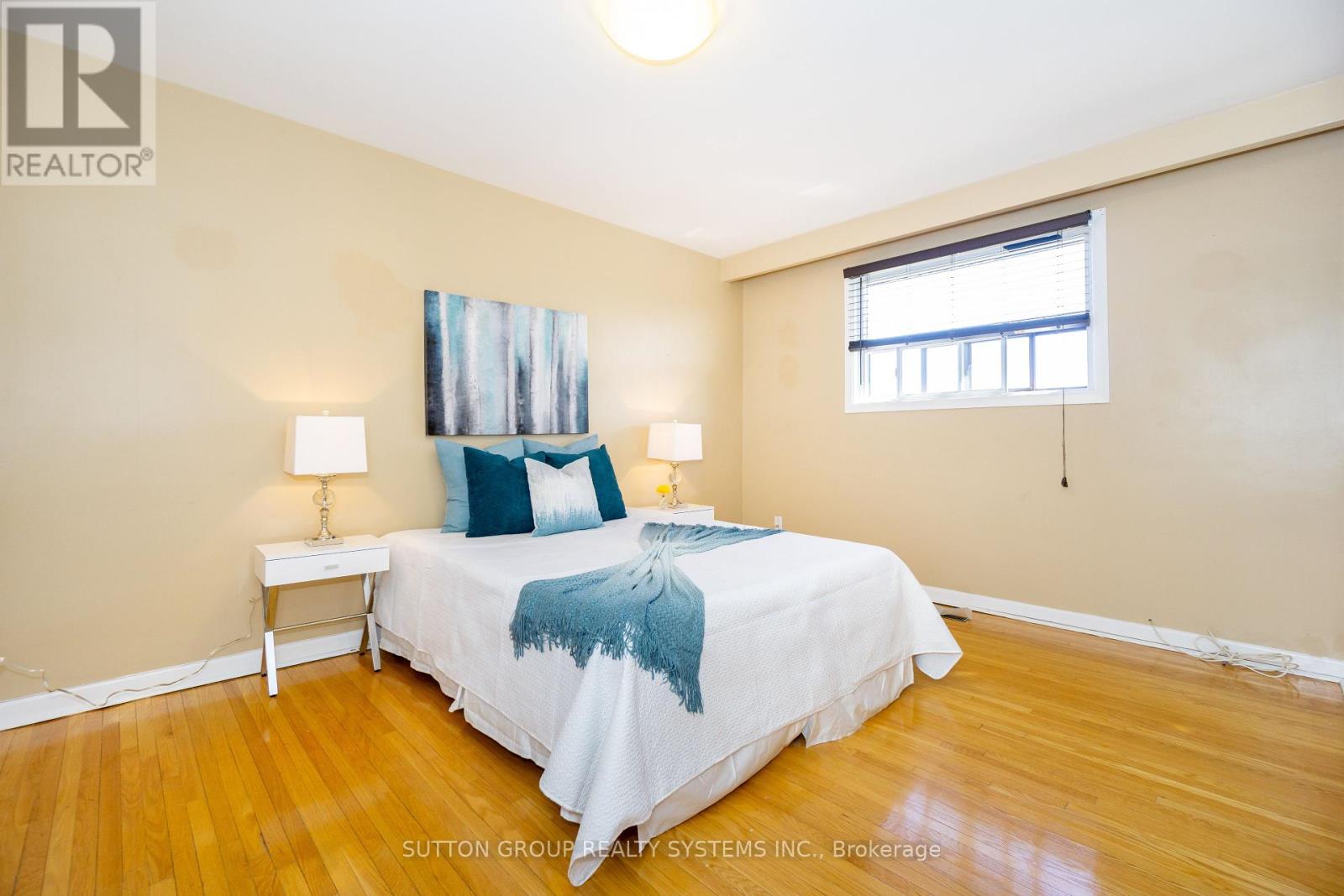 Upper - 233 Hullmar Drive, Toronto, Ontario  M3N 2G2 - Photo 13 - W12308122