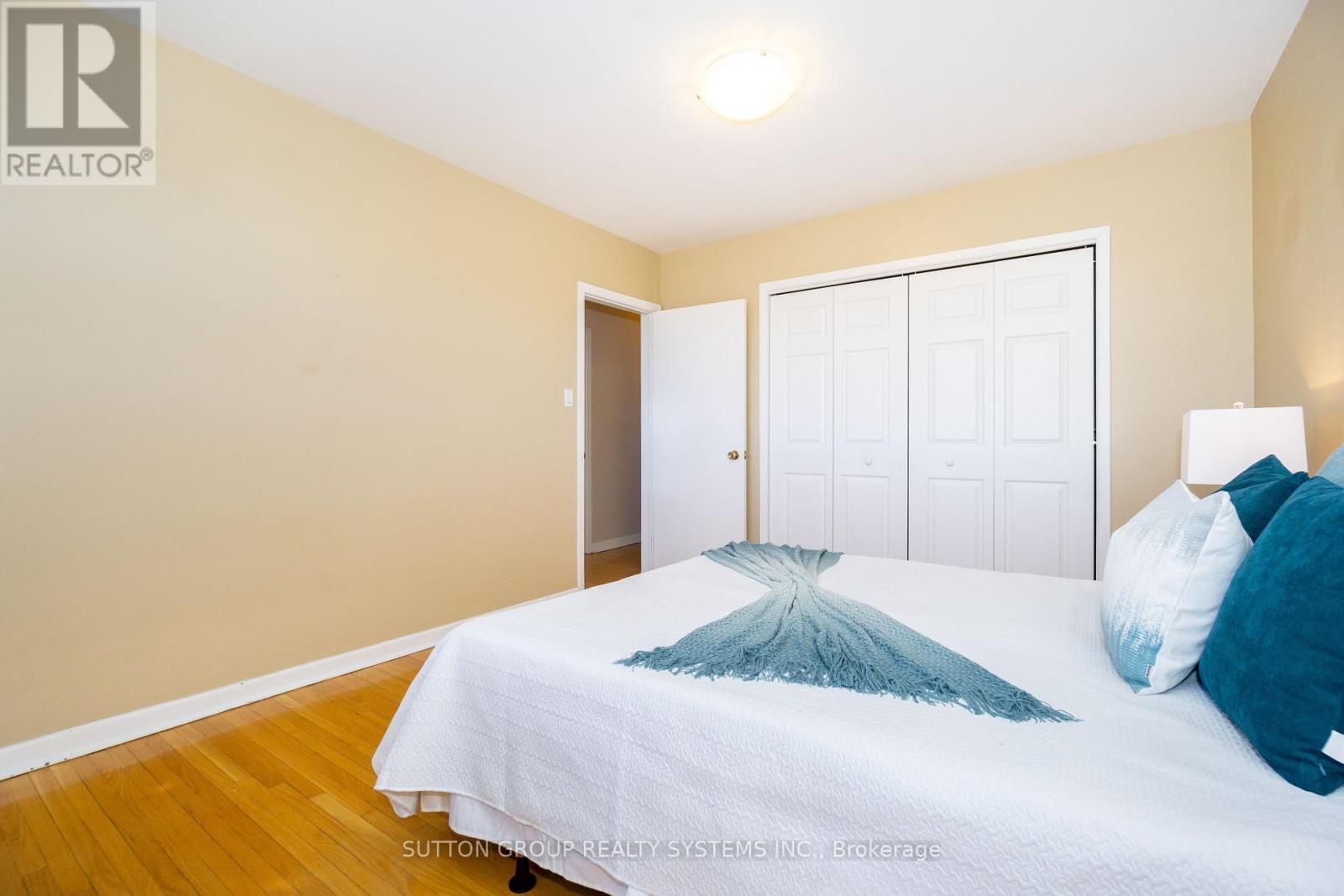 Upper - 233 Hullmar Drive, Toronto, Ontario  M3N 2G2 - Photo 14 - W12308122