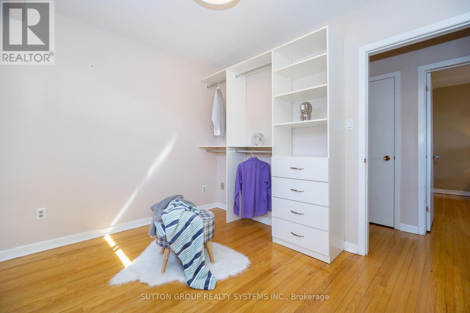Upper - 233 Hullmar Drive, Toronto, Ontario  M3N 2G2 - Photo 15 - W12308122