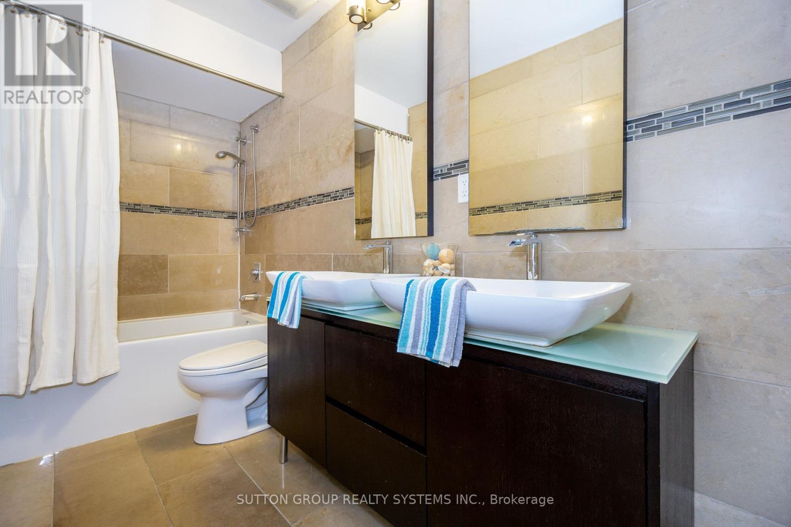Upper - 233 Hullmar Drive, Toronto, Ontario  M3N 2G2 - Photo 16 - W12308122