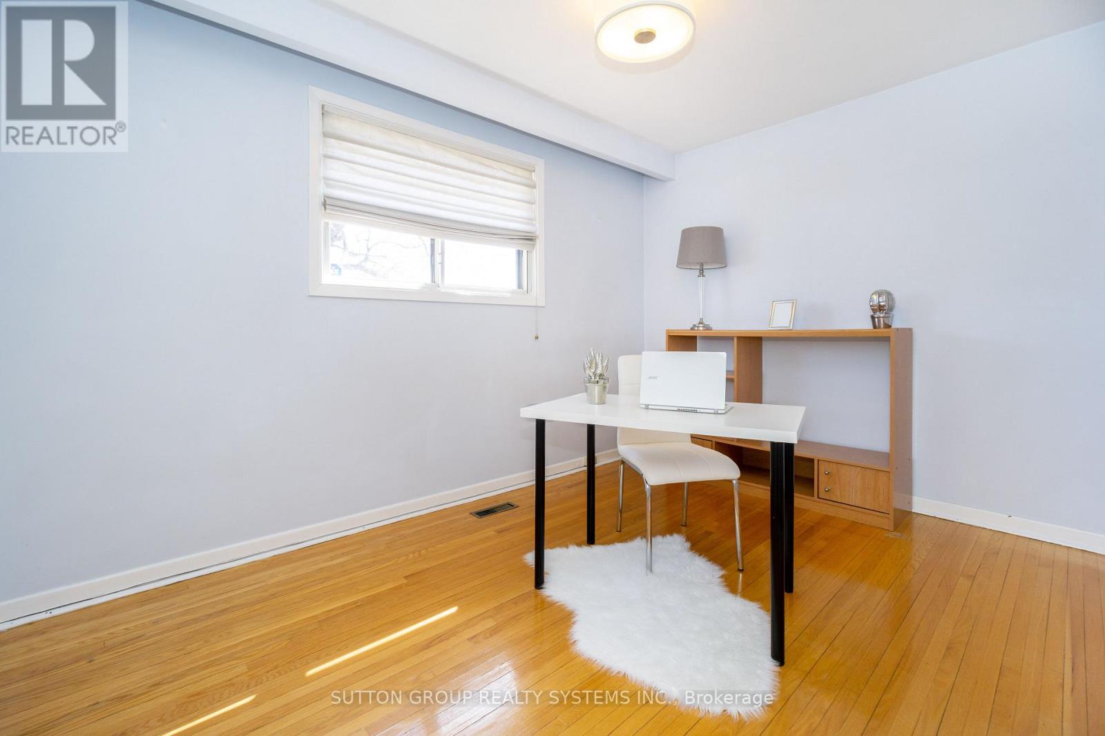 Upper - 233 Hullmar Drive, Toronto, Ontario  M3N 2G2 - Photo 17 - W12308122