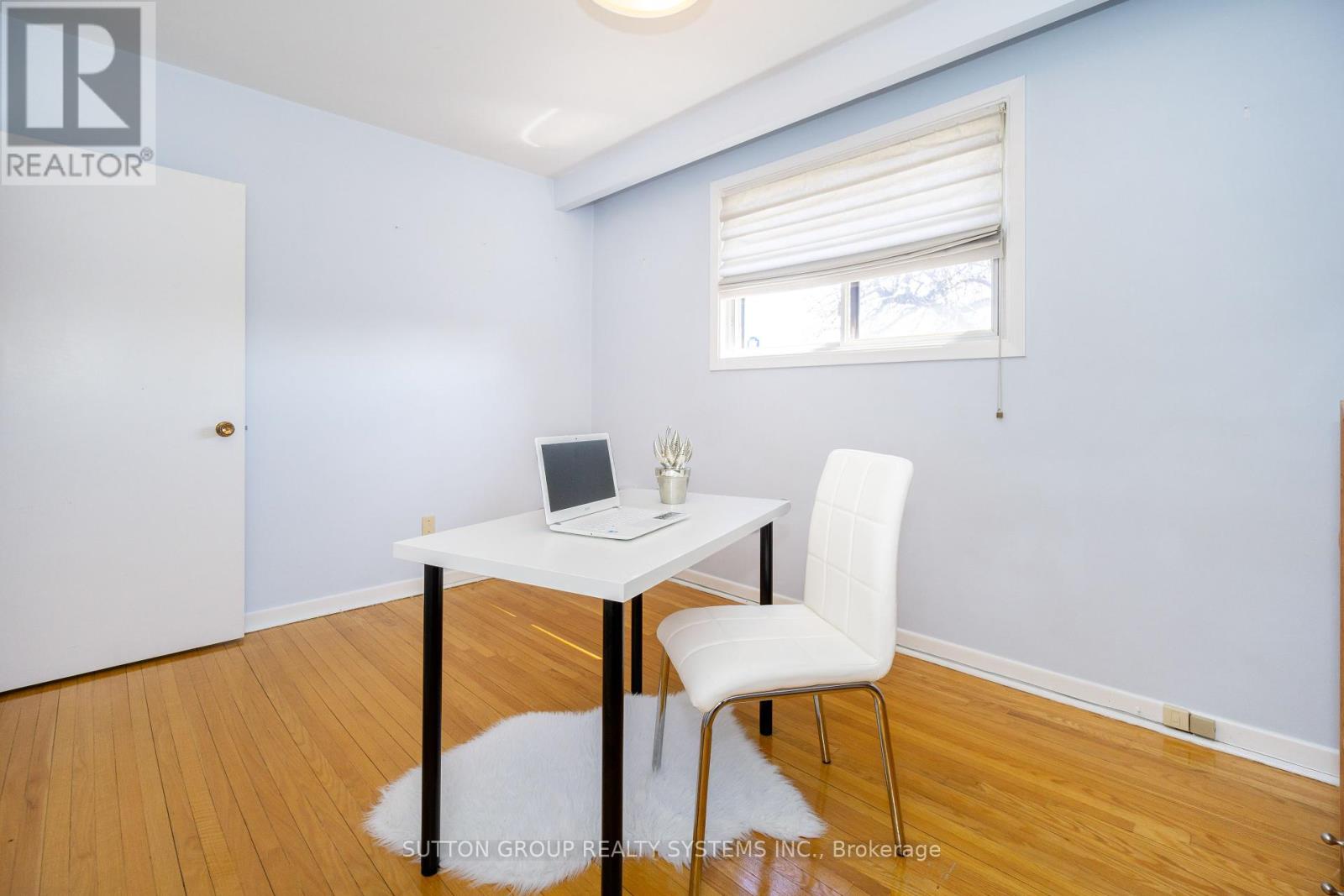Upper - 233 Hullmar Drive, Toronto, Ontario  M3N 2G2 - Photo 18 - W12308122
