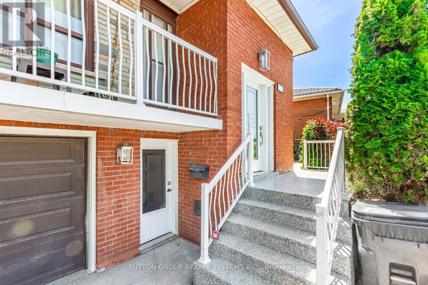 Upper - 233 Hullmar Drive, Toronto, Ontario  M3N 2G2 - Photo 19 - W12308122