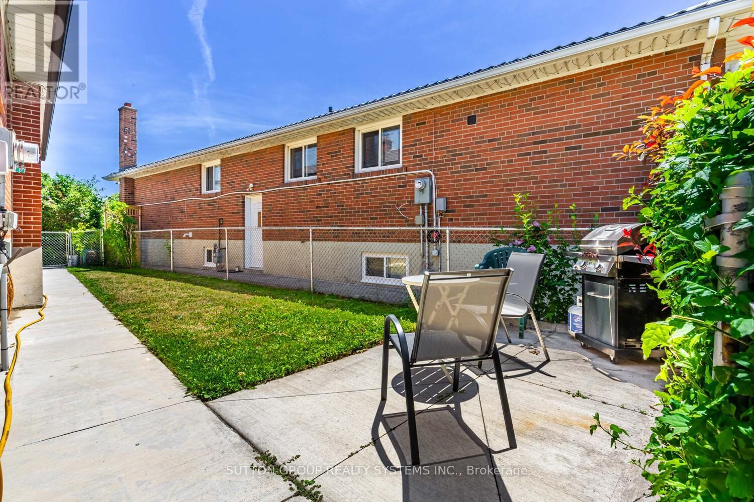 Upper - 233 Hullmar Drive, Toronto, Ontario  M3N 2G2 - Photo 21 - W12308122