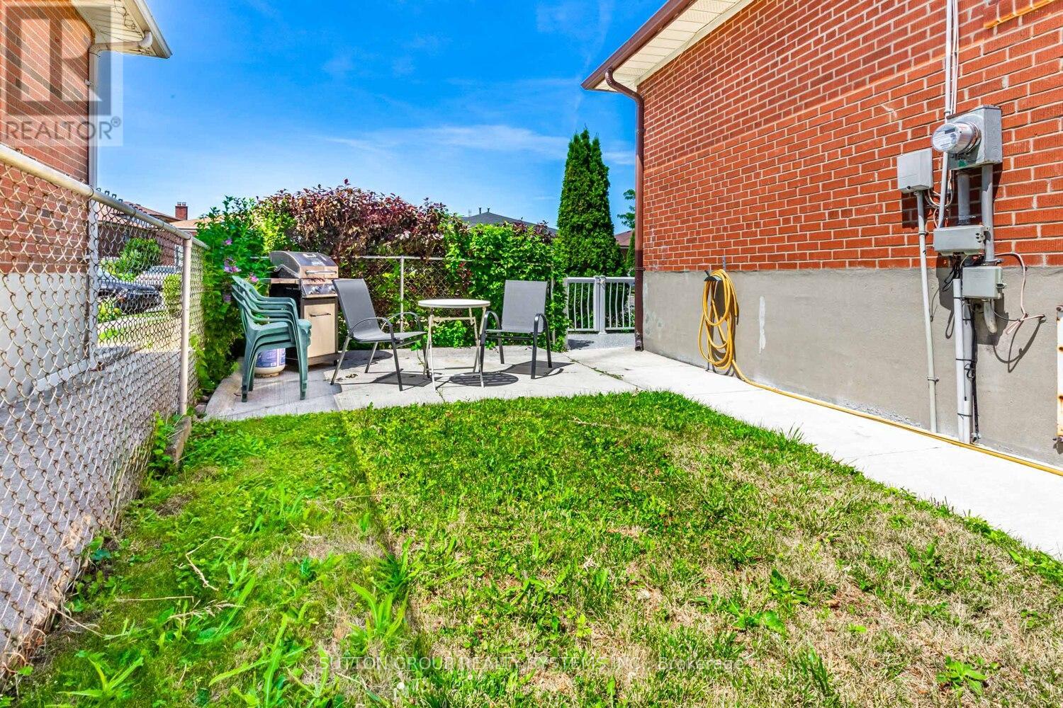 Upper - 233 Hullmar Drive, Toronto, Ontario  M3N 2G2 - Photo 22 - W12308122