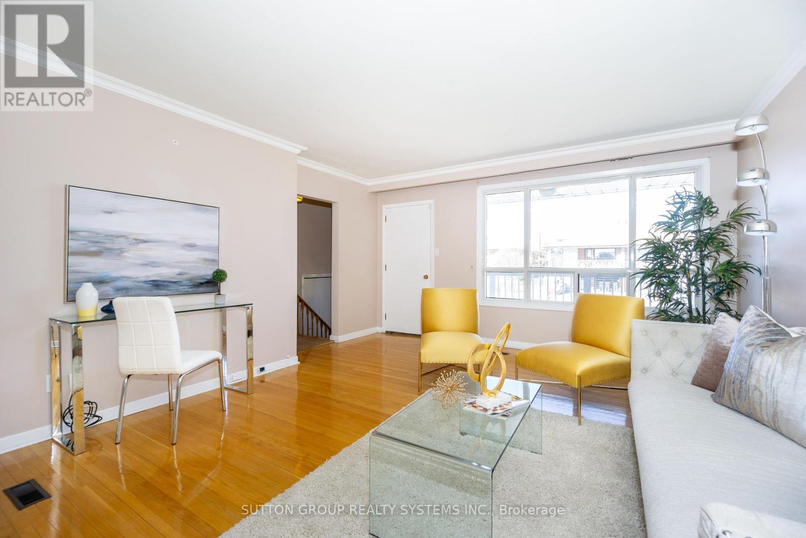 Upper - 233 Hullmar Drive, Toronto, Ontario  M3N 2G2 - Photo 4 - W12308122