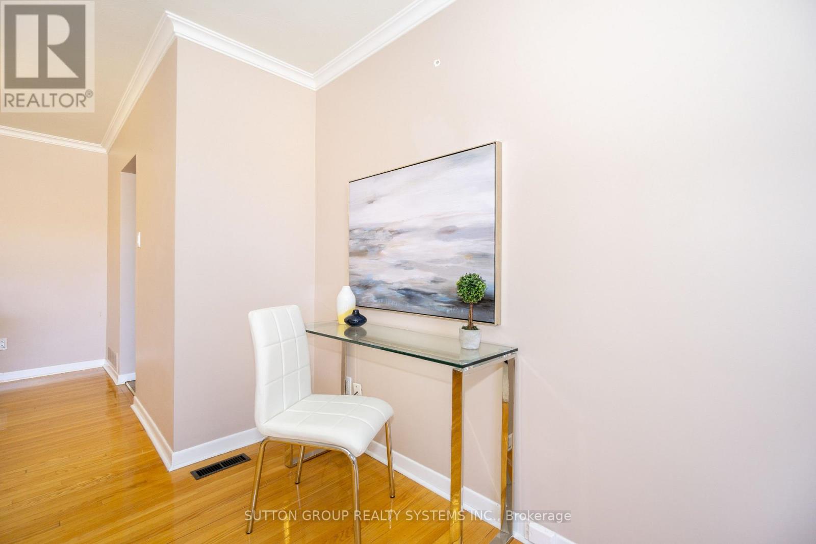 Upper - 233 Hullmar Drive, Toronto, Ontario  M3N 2G2 - Photo 5 - W12308122