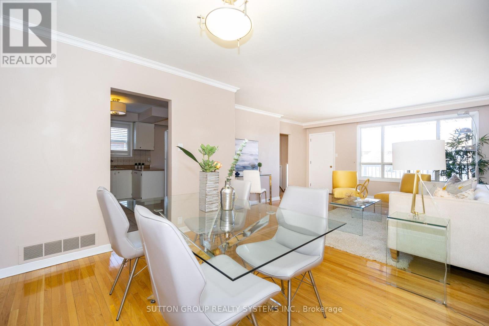 Upper - 233 Hullmar Drive, Toronto, Ontario  M3N 2G2 - Photo 6 - W12308122