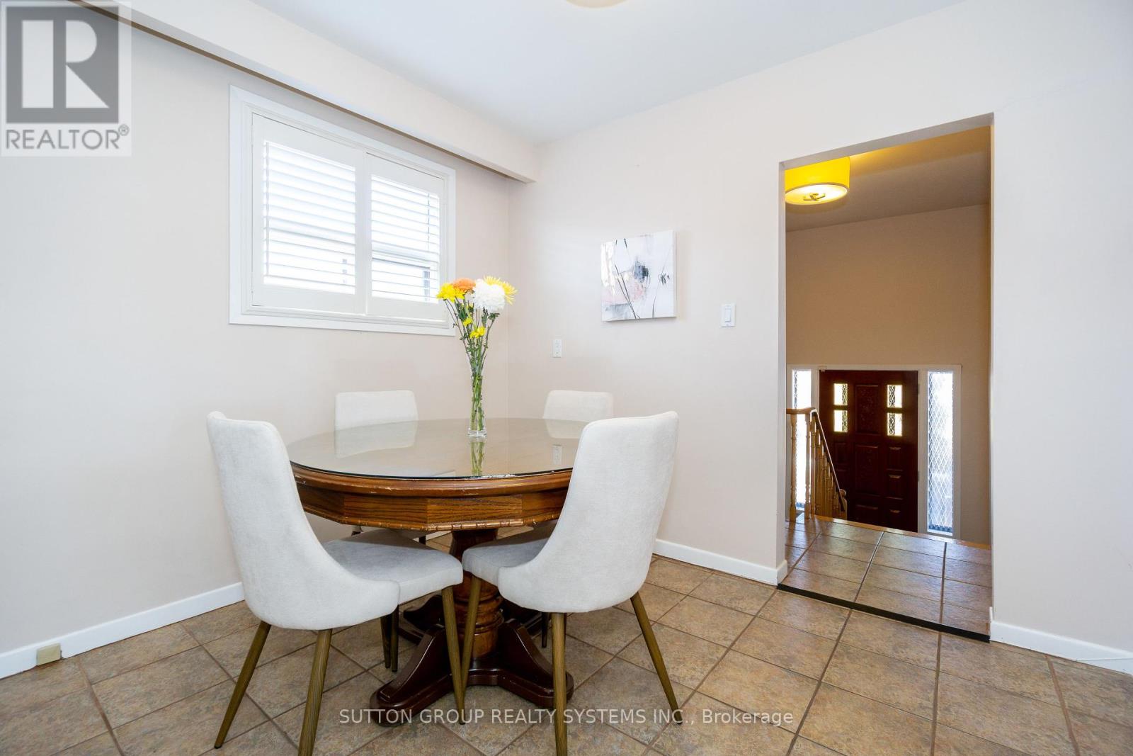 Upper - 233 Hullmar Drive, Toronto, Ontario  M3N 2G2 - Photo 9 - W12308122