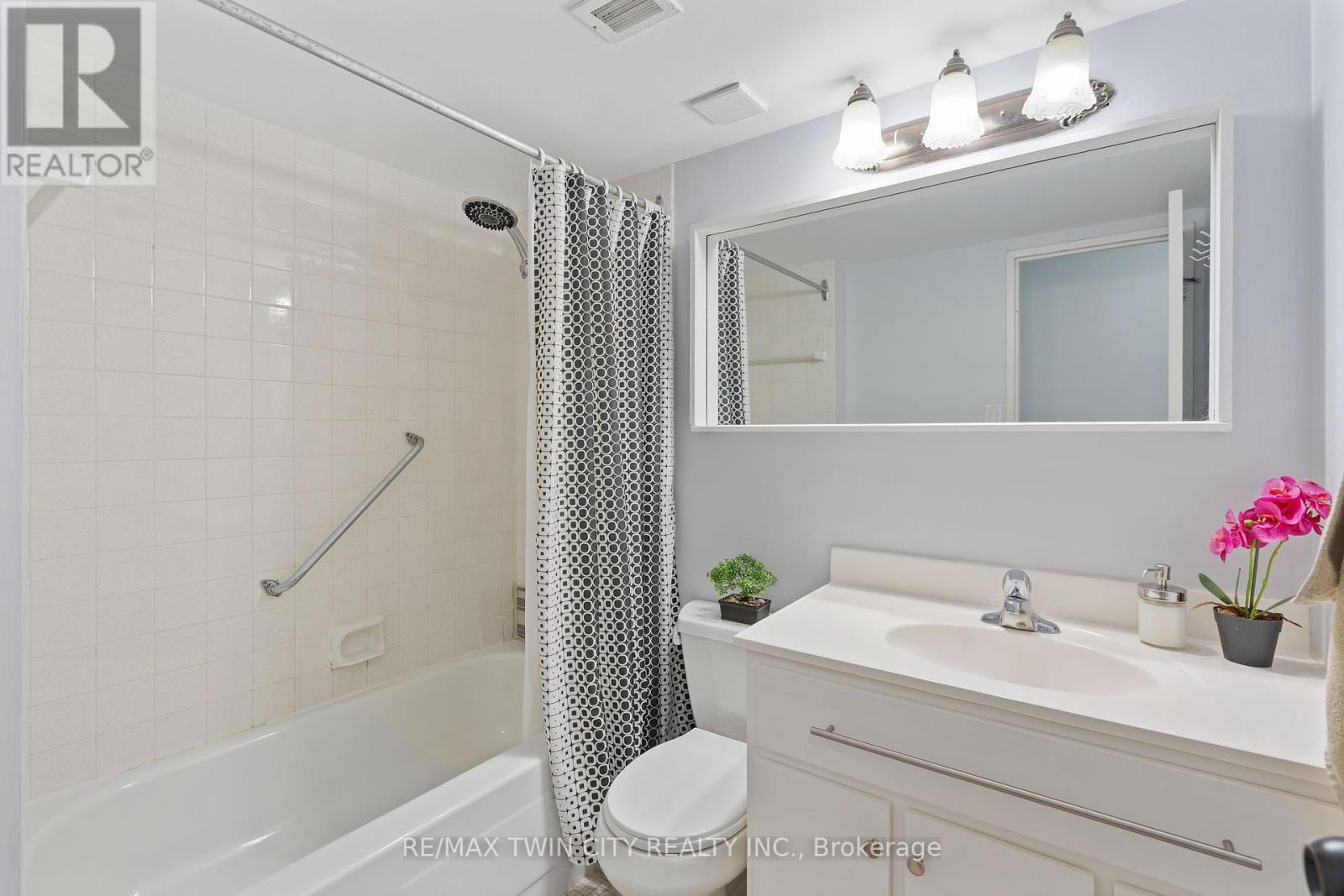 611 - 225 Harvard Place Avenue E, Waterloo, Ontario  N2J 4H4 - Photo 35 - X12308088