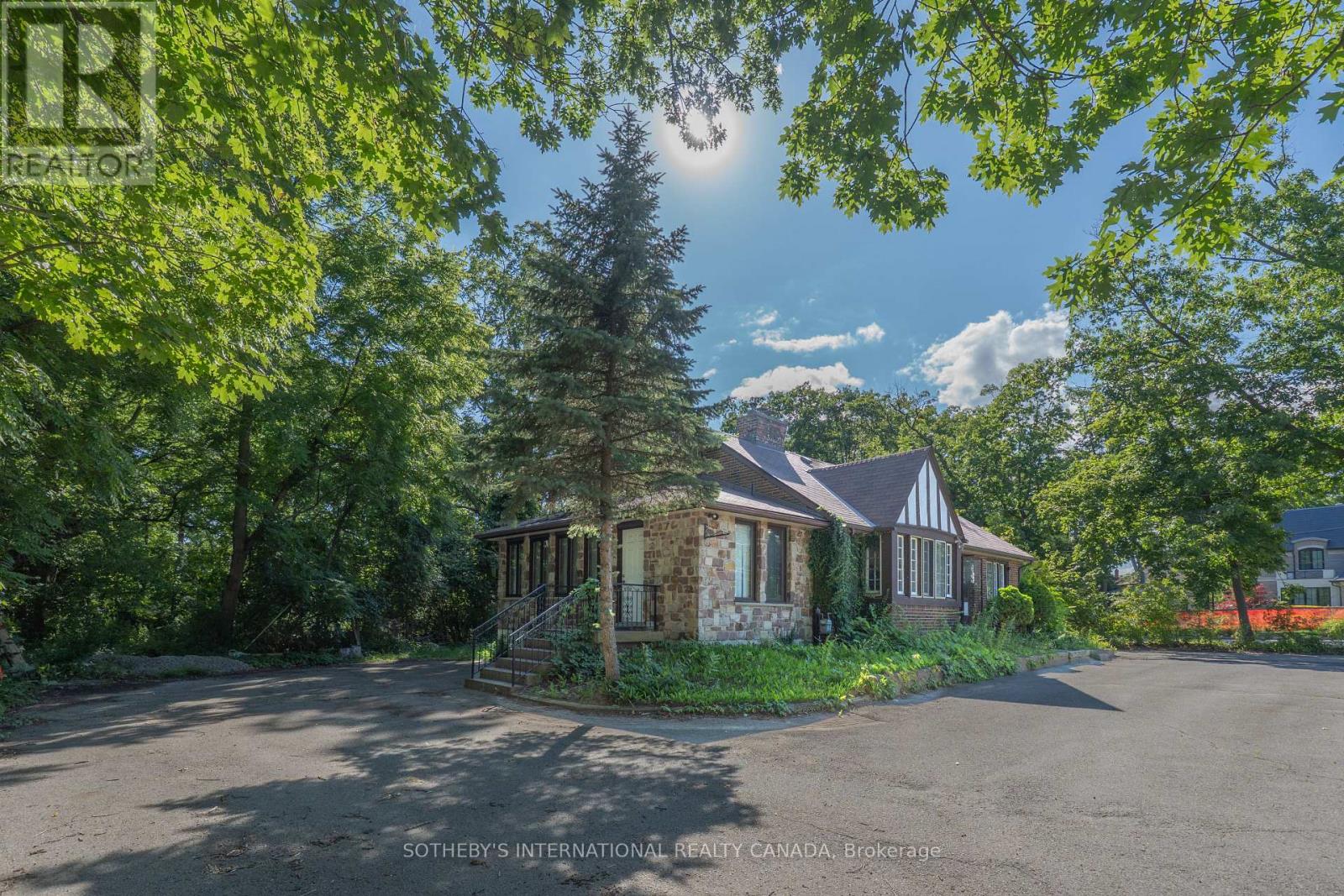 1462 Hurontario Street, Mississauga, Ontario  L5G 3H4 - Photo 5 - W12302955