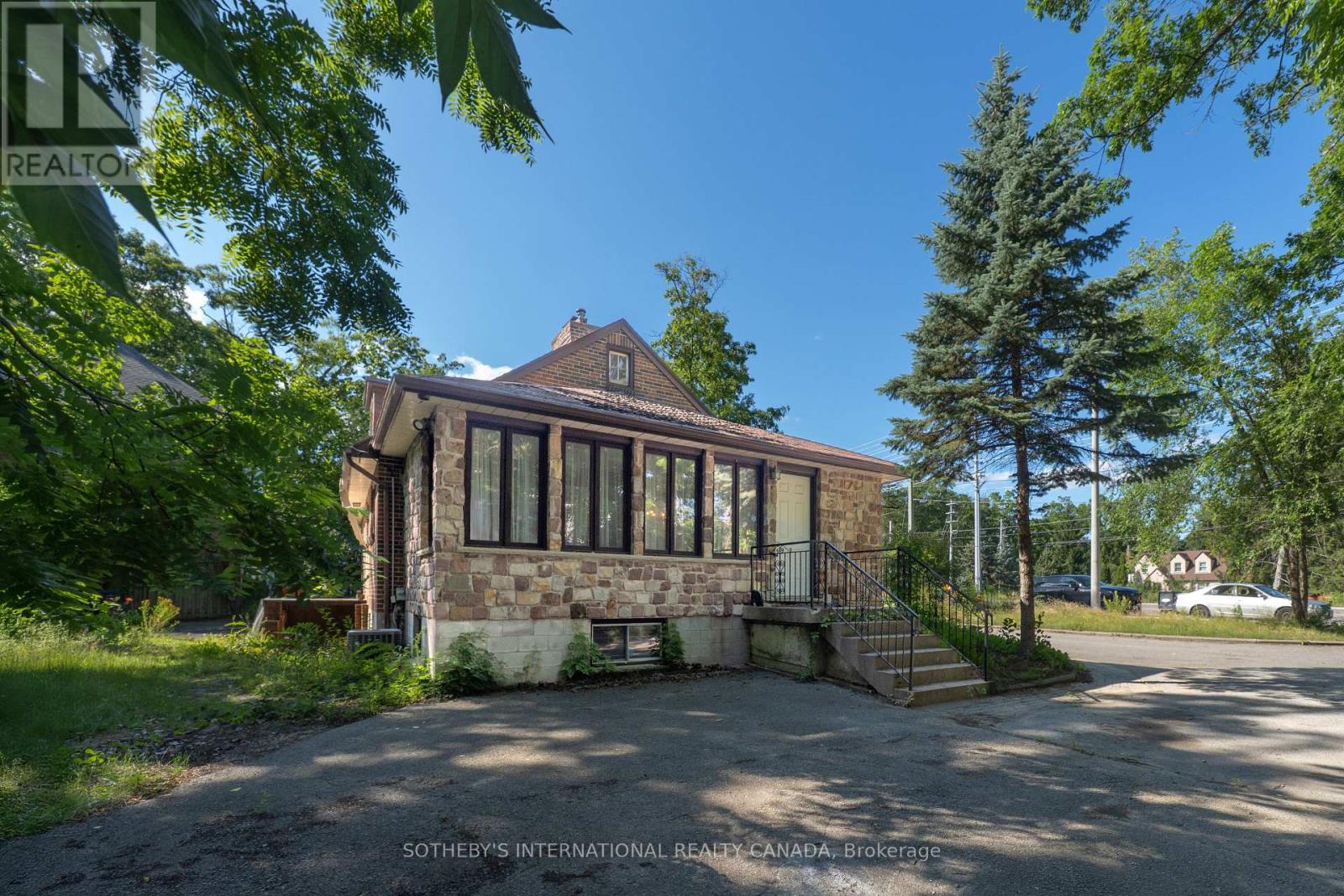 1462 Hurontario Street, Mississauga, Ontario  L5G 3H4 - Photo 24 - W12302955