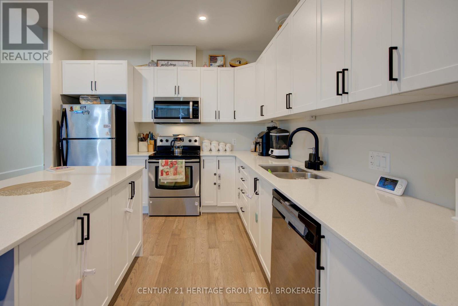 28 Dusenbury Drive, Loyalist, Ontario  K0H 2H0 - Photo 18 - X12308183